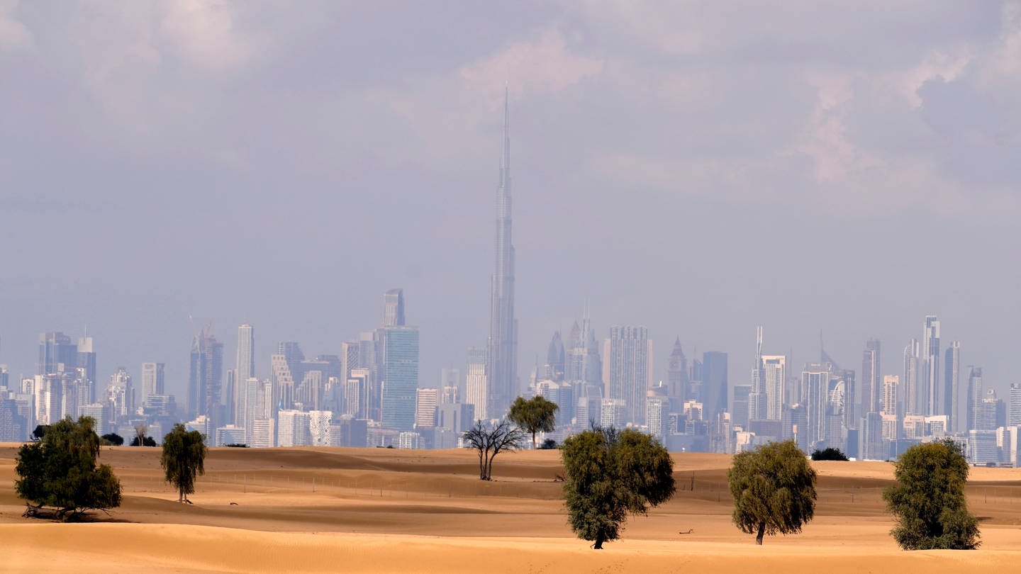 Skyline von Dubai mit dem Burj Khalifa, Vereinigte Arabische Emirate. (Foto: picture-alliance / Reportdienste, picture alliance / ASSOCIATED PRESS | Kamran Jebreili)