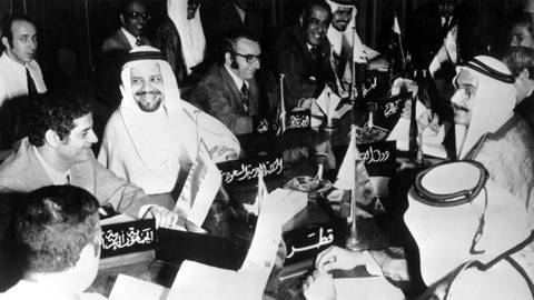 picture-alliance  dpa | UPI (Foto: picture-alliance / Reportdienste, Teilnehmer der Konferenz der Erdöl fördernden Staaten am 17. Oktober 1973 in Kuwait. Die Mitglieder der OAPEC (Organisation of Arab Petroleum Exporting Countries) beschließen ein Ölembargo.)