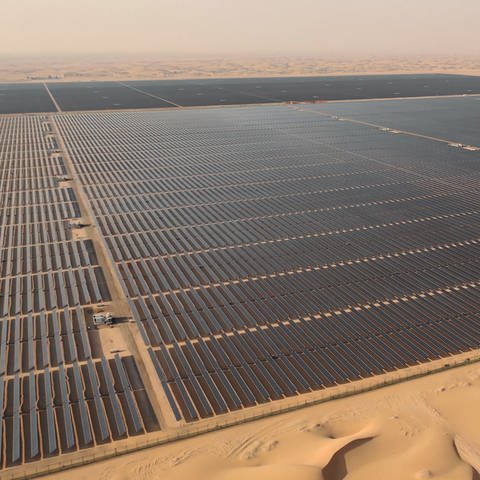 Luftaufnahme einer riesigen Solaranlage in der Wüste. Vereinigte Arabische Emirate.  (Foto: IMAGO, IMAGO / Pond5 Images)