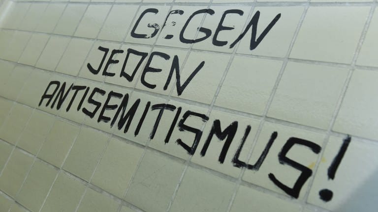 Der Spruch «Gegen jeden Antisemitismus!» prangt an einer Toilettenwand. (Foto: dpa Bildfunk, picture alliance/dpa | Arne Dedert)