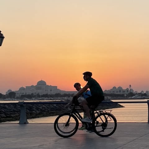 Zwei Teilnehmer der "Tour de Cop", mit dem Fahrrad zur Weltklimakonferenz in Dubai. (Foto: SWR, SWR: Anna Osius)