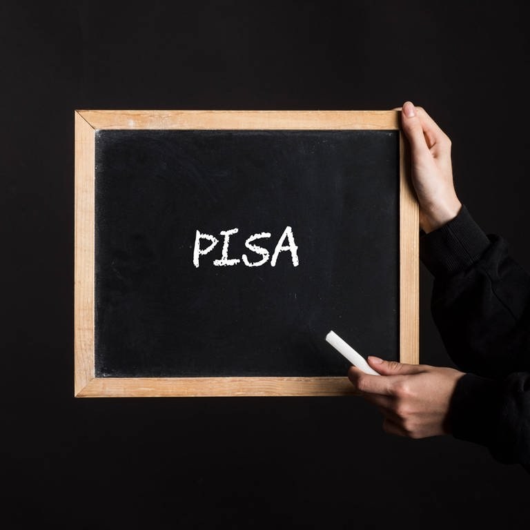 Das Wort "Pisa" steht auf einer Tafel (Foto: IMAGO, IMAGO / Elmar Gubisch)