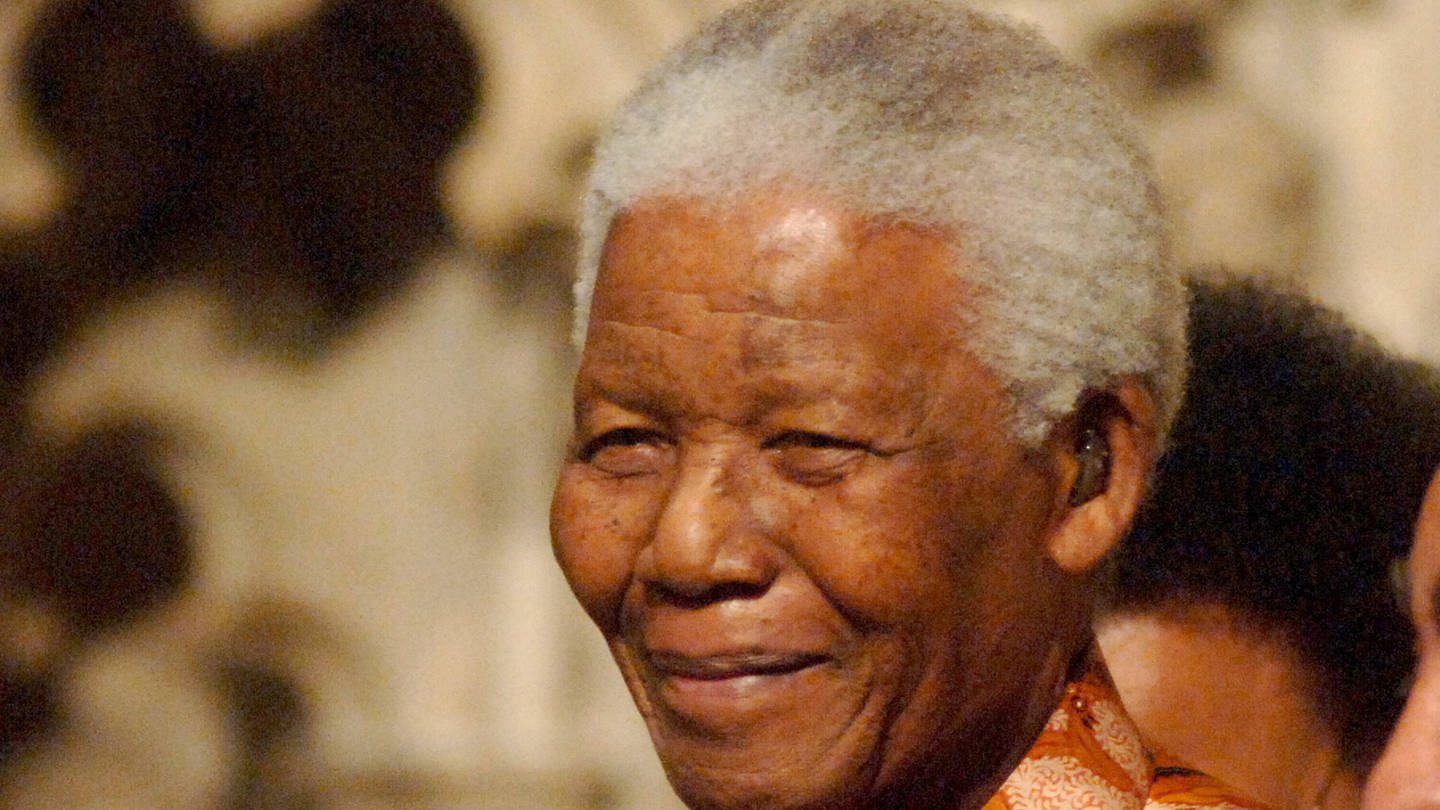 Nelson Mandela (1918 - 2013): Er wuchs auf dem Land auf, wurde von einem Häuptling erzogen, schaffte es trotz Rassismus zu studieren. Er wurde zum unermüdlichen Kämpfer gegen die Apartheid und zum ersten schwarzen Präsidenten seines Landes. (Foto: IMAGO, IMAGO / ZUMA Wire)