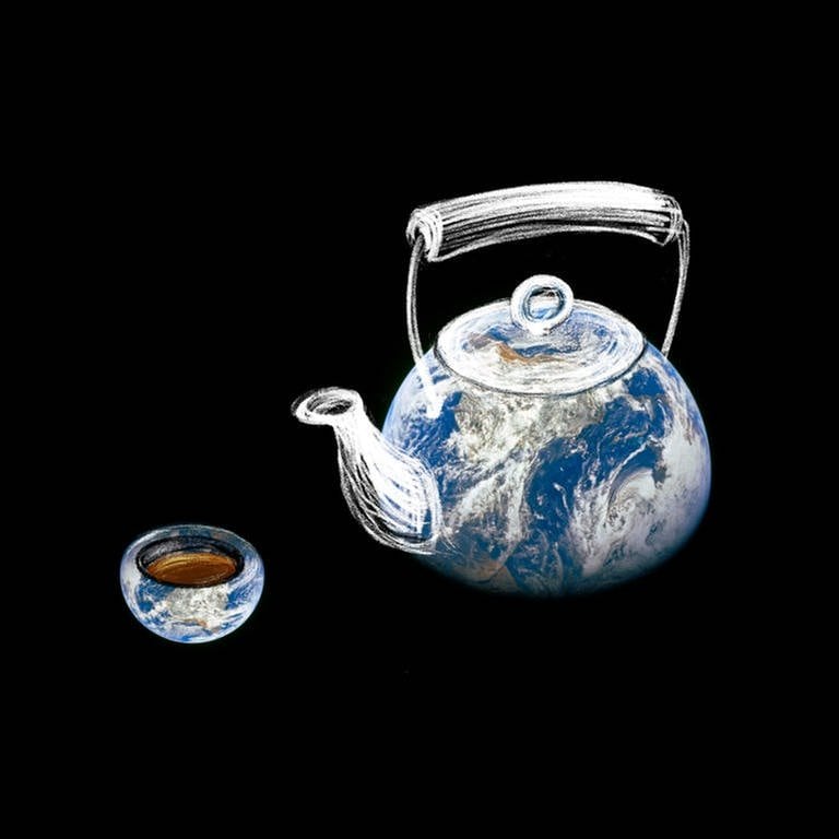 Teekann mit dem Muster einer Weltkarte, daneben eine Teetasse: Tee wurde schon auf der antiken Seidenstraße transportiert. Wie kaum ein anderes Handelsgut prägte er später die Kolonialgeschichte. Auch die Gründung der Vereinigten Staaten von Amerika begann 1773 mit der berühmten "Boston Tea Party". (Foto: SWR, Britta Wagner)