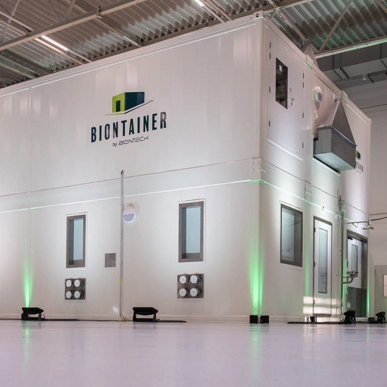 Ein Containern "Biontainer" steht in einer Produktionshalle des Pharma-Unternehmens Biontech. Er soll in Afrika eingesetzt werden, um dort damit vor Ort mRNA-Impfstoffe zu produzieren. (Foto: picture-alliance / Reportdienste, picture alliance/dpa | Boris Roessler)