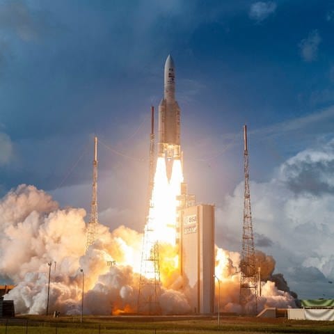 Symbolbild: Eine Ariane 5 Rakete hebt vom europäischen Weltraumbahnhof Kourou in Französisch-Guayana ab. (Foto: picture-alliance / Reportdienste, picture alliance/dpa/Arianespace | ---)
