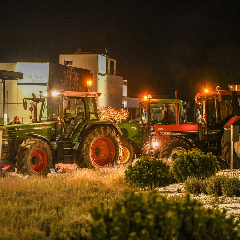 Mit Traktoren demonstrieren Landwirte  (Foto: picture-alliance / Reportdienste, picture alliance/dpa | Jason Tschepljakow)