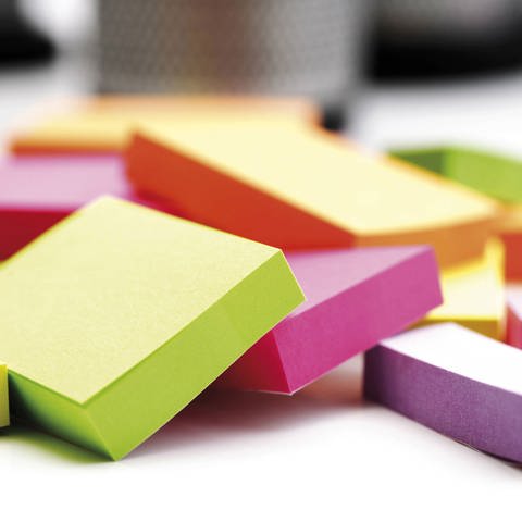 Farbe organisiert den Büroalltag - PostIts in verschiedenen Farben (Foto: IMAGO, imagebroker)