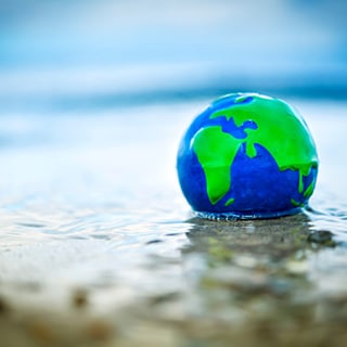 Erdkugel im Wasser, Symbolfoto fuer den Anstieg des Meeresspiegels durch den Klimawandel (Foto: picture-alliance / Reportdienste, picture alliance / Bildagentur-online/Ohde | Bildagentur-online/Ohde)