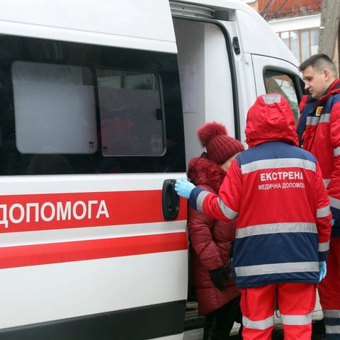 Sanitäter leisten Hilfe für eine Frau, die bei einem russischen Raketenangriff verletzt wurde (Foto: picture-alliance / Reportdienste, picture alliance / Photoshot | -)