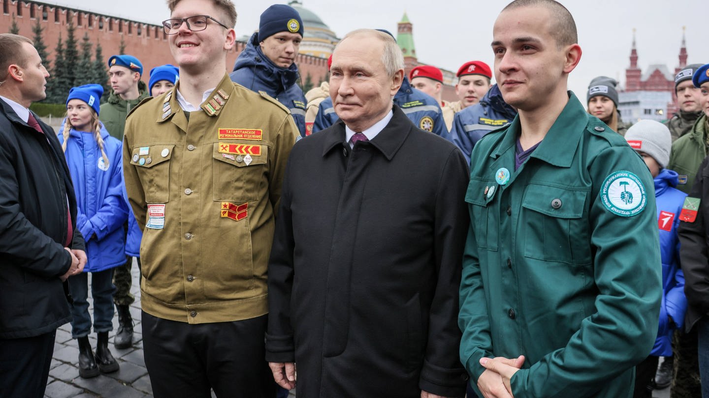 Russlands Präsident Wladimir Putin posiert für ein Foto mit Freiwilligen, Mitgliedern der nationalen russischen Suchbewegung (Poiskovoe dvizhenie) und Kindern gefallener Soldaten der 