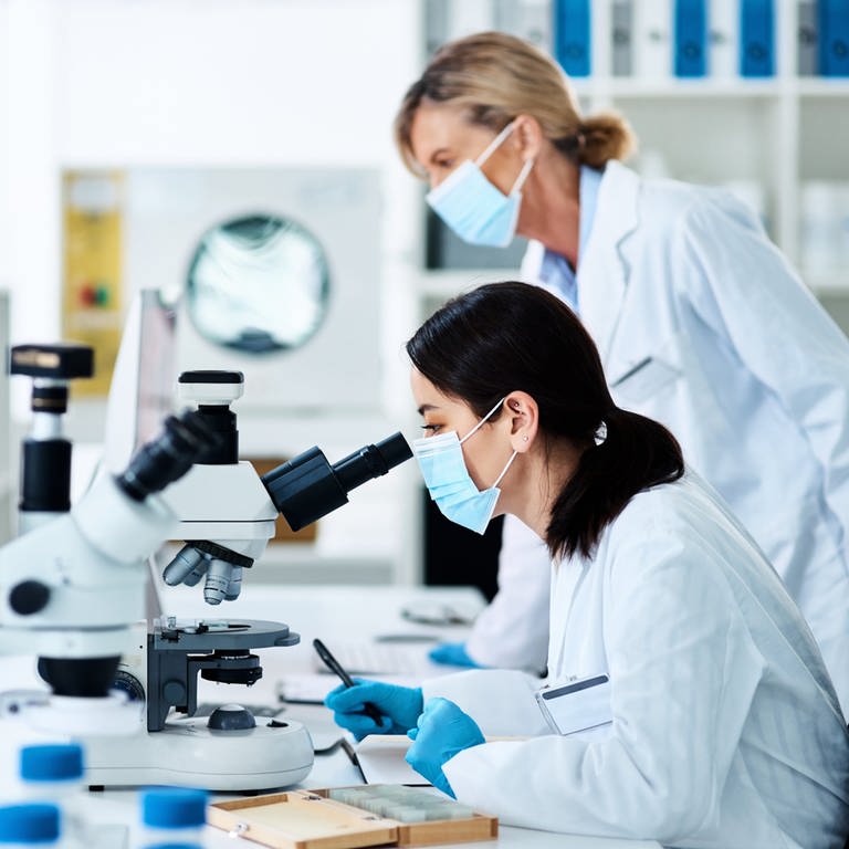 Frauen im Labor vor dem Mikroskop (Foto: IMAGO, IMAGO / Pond5 Images)