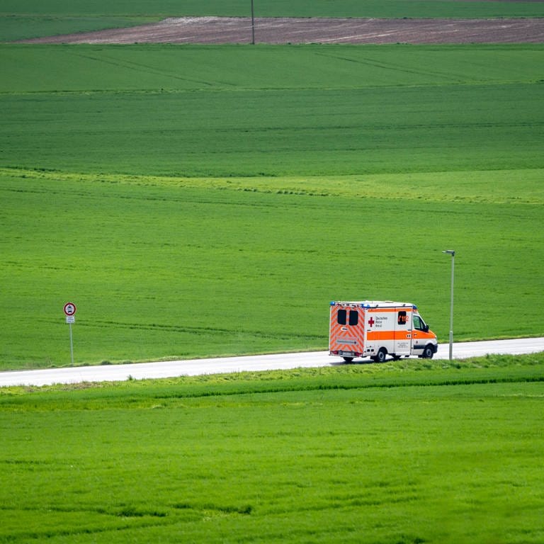 Rettungswagen bei einer Einsatzfahrt (Foto: picture-alliance / Reportdienste, picture alliance / Jochen Tack | Jochen Tack)