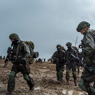 Israelische Soldaten begeben sich zu einem Sammelpunkt nahe der Grenze zum Gazastreifen (Foto: picture-alliance / Reportdienste, picture alliance/dpa | Ilia Yefimovich)
