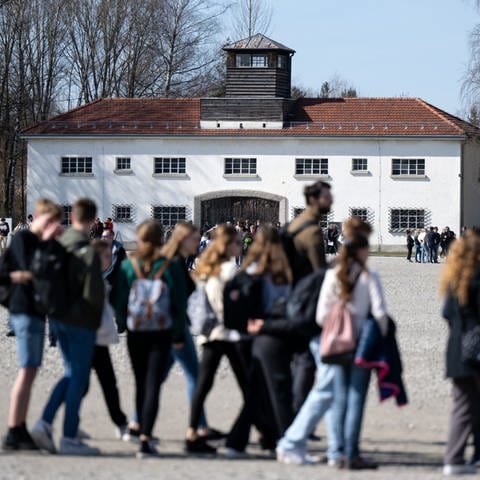 Eine Schulklasse besucht die Gedenkstätte des Konzentrationslagers Dachau.  (Foto: picture-alliance / Reportdienste, picture alliance/dpa | Sven Hoppe)