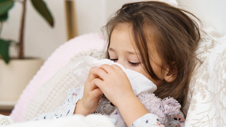 Ein Kind liegt krank im Bett. (Foto: IMAGO, IMAGO / Pond5 Images)