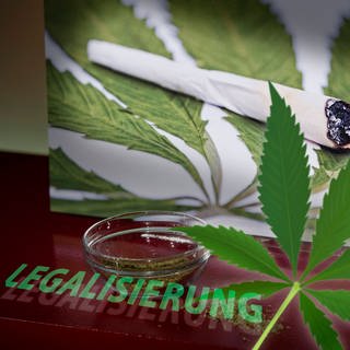 Symbolfoto, Illustration: Das Wort "Legalisierung" neben einem Cannabis-Blatt (Foto: IMAGO, IMAGO / Sven Simon)