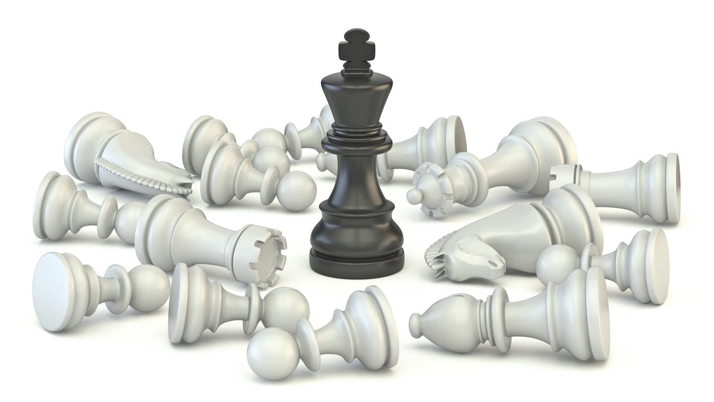 Schwarzer Schachkönig umringt von liegenden weißen Schachfiguren: In vielen Teilen der Welt wächst die Sehnsucht nach Unterordnung und einer starken Führung. Autoritäre Parteien erhalten Zulauf, bekennende Anti-Demokraten stellen Regierungen. Vielen macht diese Entwicklung Angst. (Foto: IMAGO, IMAGO / Panthermedia)