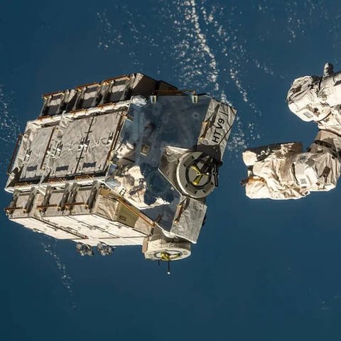 Symbolbild: Eine externe Palette mit ausgedienten Nickel-Wasserstoff-Batterien wurde vom Canadarm2-Roboterarm (der Internationalen Raumstation ISS) freigegeben. (Foto: picture-alliance / Reportdienste, picture alliance/dpa/Nasa | ---)