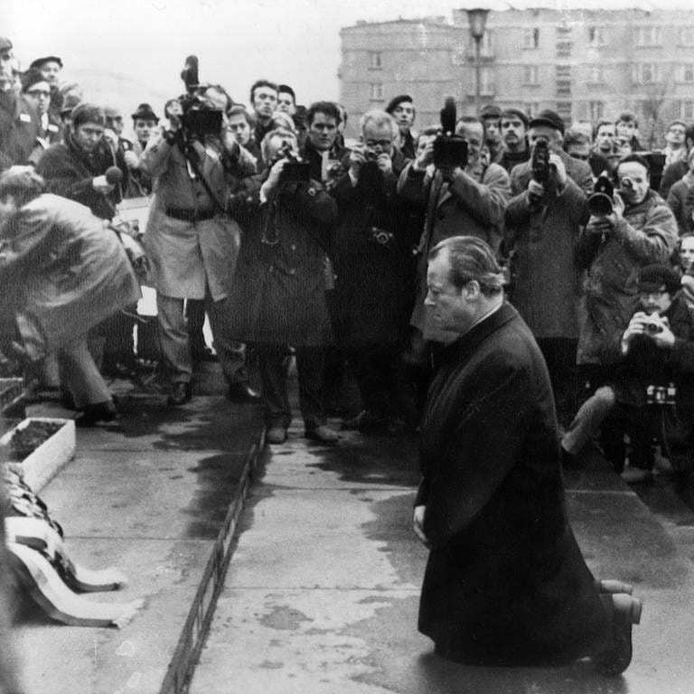Bundeskanzler Willy Brandt kniet am 6. Dezember 1970 am Ehrenmal für die Helden des Warschauer Ghettos (Foto: picture-alliance / Reportdienste, picture alliance / ASSOCIATED PRESS | -)