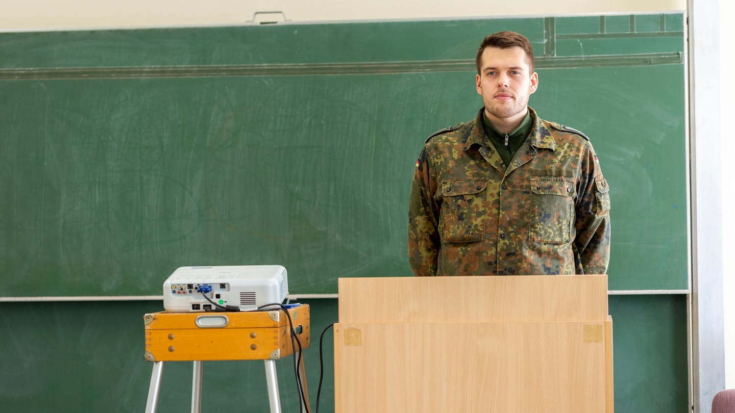 Symbolbild: Soldat in einem Klassenzimmer (Foto: picture-alliance / Reportdienste, picture alliance / Shotshop | Filmbildfabrik)