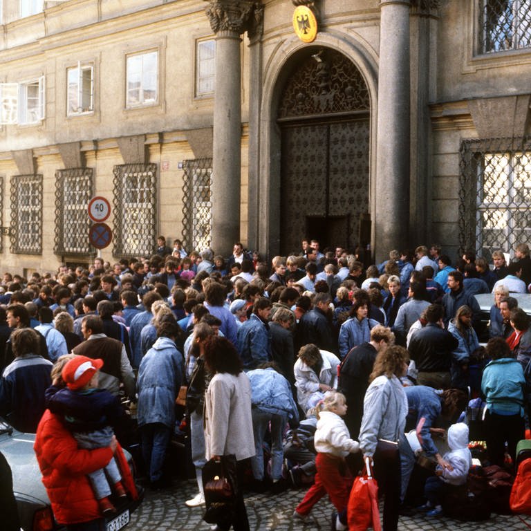 Auf dem Gelände der bundesdeutschen Botschaft in Prag warteten im Oktober 1989 rund 8000 DDR-Bürger auf die Genehmigung zur Ausreise in den Westen. (Foto: picture-alliance / Reportdienste, Kemmether)