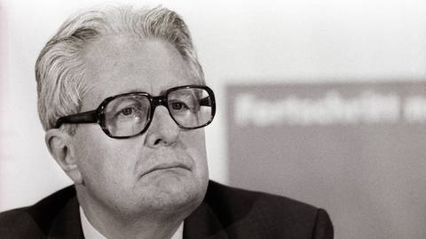 SPD-Bundesvorsitzender Hans-Jochen Vogel während der Pressekonferenz der SPD im Mai 1989 (Foto: imago images, imago images / sepp spiegl)