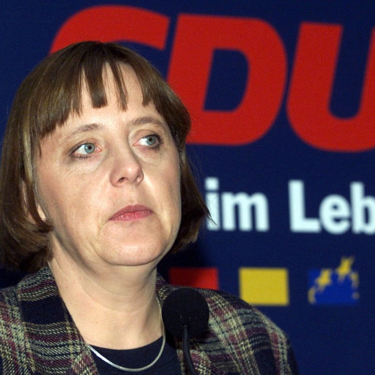Die Generalsekretärin der CDU, Angela Merkel, am 10.12.1999 bei einer Pressekonferenz in der Bundesgeschäftsstelle in Berlin (Foto: picture-alliance / Reportdienste, (c) dpa - Fotoreport / Wolfgang Kumm)