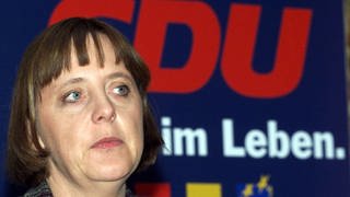 Die Generalsekretärin der CDU, Angela Merkel, am 10.12.1999 bei einer Pressekonferenz in der Bundesgeschäftsstelle in Berlin (Foto: picture-alliance / Reportdienste, (c) dpa - Fotoreport / Wolfgang Kumm)