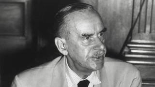 Der Schriftsteller Thomas Mann (1875 - 1955) um 1940 in den USA (Foto: imago images, imago images / Everett Collection)