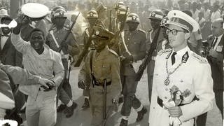 König Baudouin von Belgien (1930 - 1993) geht am 30. Juni 1960 bei der Unabhängigkeitsfeier in Leopoldville, dem heutigen Kishasa, Hauptstadt der Demokratischen Republik Kongo, durch eine jubelnde Menschenmenge (Foto: imago images, imago images / Belga)