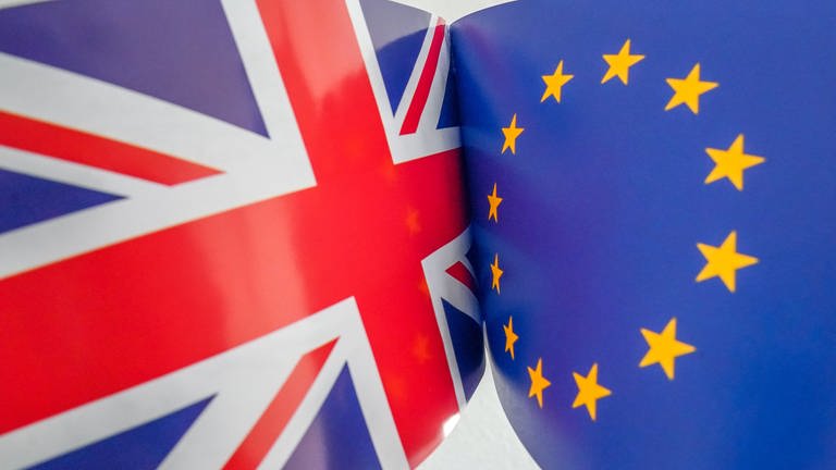 Flaggen Großbritanniens und der EU. Wie geht es weiter in Sachen Brexit? (Foto: IMAGO, imago images/Peter Endig)