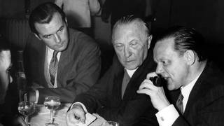 Bundeskanzler Konrad Adenauer auf dem CDU-Parteitag im Oktober 1951 in Karlsruhe im Gespräch mit einem Journalisten (Foto: picture-alliance / Reportdienste, dpa)