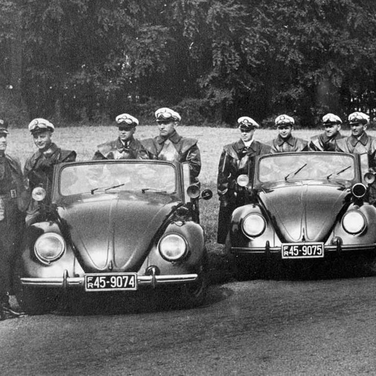 Polizei Rheinland-Pfalz 1951: Historische Aufnahme von Polizisten mit Autos und Motorrollern (Foto: Landeshauptarchiv Koblenz)