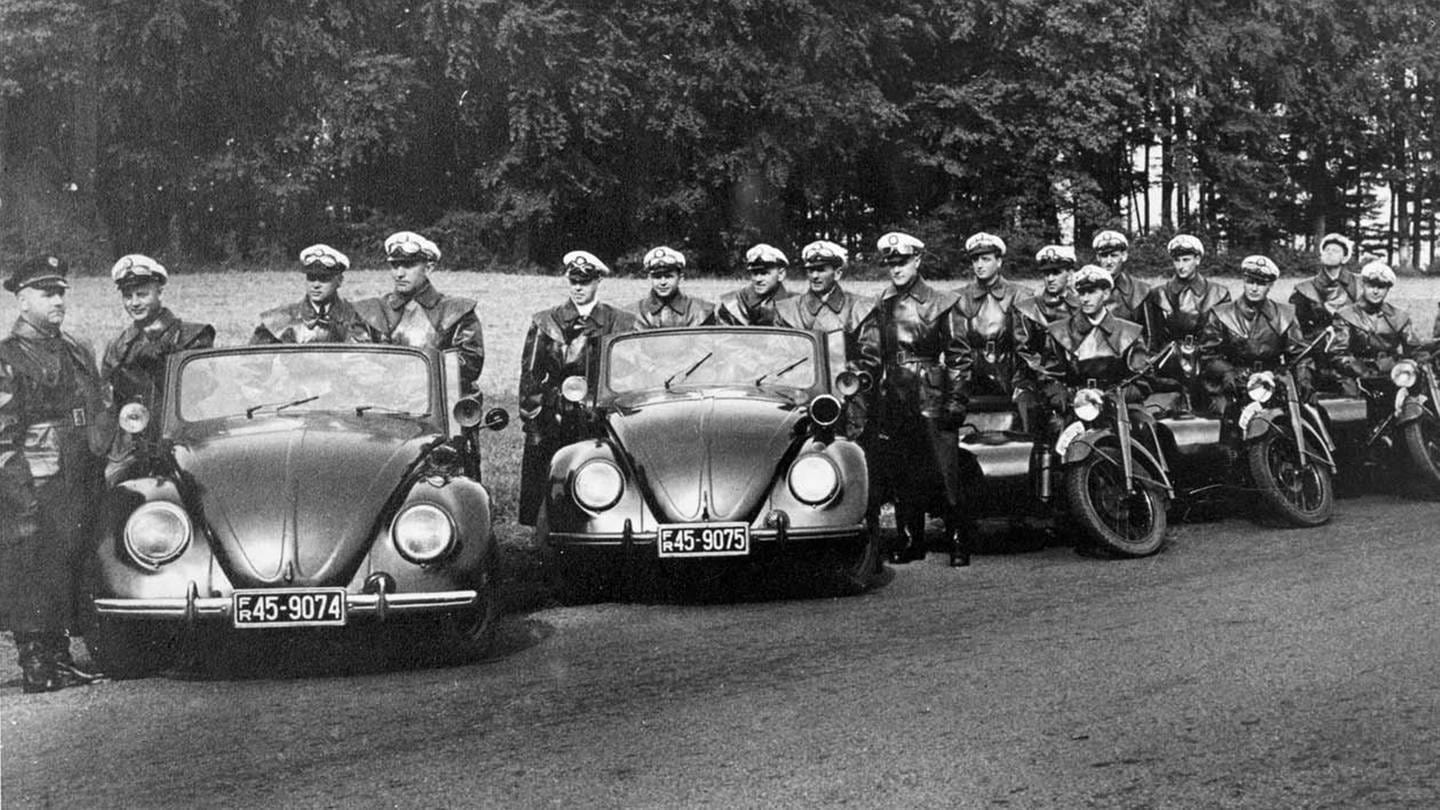 Polizei Rheinland-Pfalz 1951: Historische Aufnahme von Polizisten mit Autos und Motorrollern