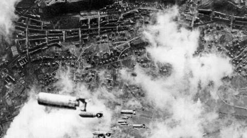 Dresden am 14. Februar 1945: Flugzeuge der US-Luftwaffe werfen Spreng- und Brandbomben auf Dresden (Foto: imago images, imago images/UIG)