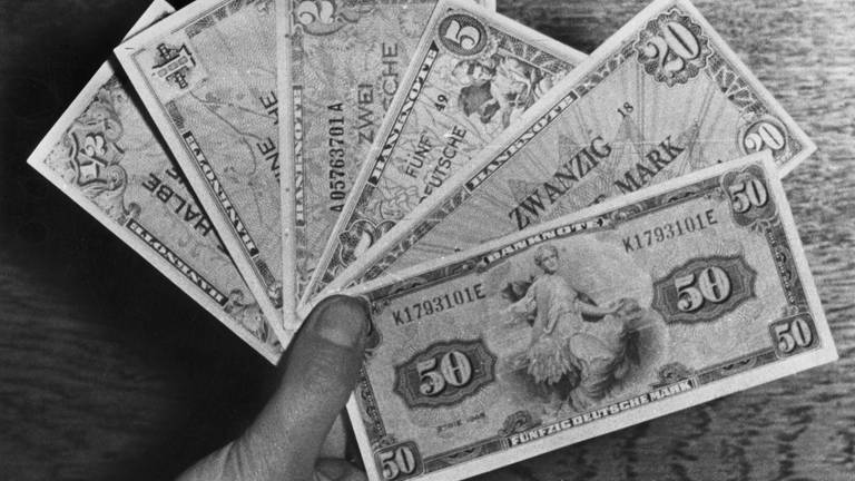 Zur Währungsreform in den westlichen Besatzungszonen am 20.6.1948 werden neue Banknoten ausgegeben (Foto: dpa Bildfunk, picture alliance/dpa dpd/dpa)