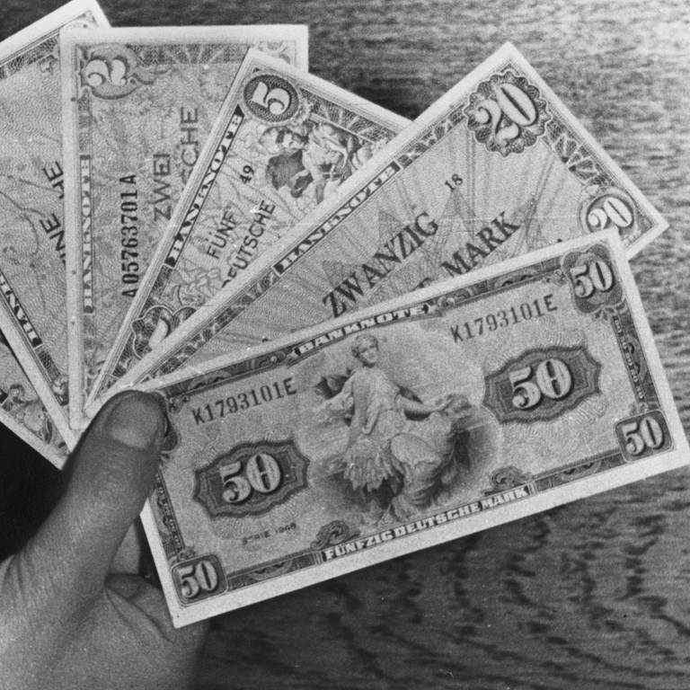 Zur Währungsreform in den westlichen Besatzungszonen am 20.6.1948 werden neue Banknoten ausgegeben (Foto: dpa Bildfunk, picture alliance/dpa dpd/dpa)