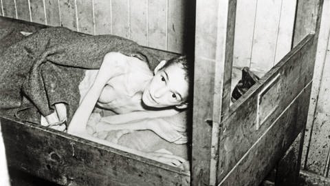 Ein an Typhus erkrankter Überlebender des KZ Bergen-Belsen nach der Befreiung des Konzentrationslagers am 15. April 1945 durch britische Truppen (Foto: imago images, imago/Reinhard Schultz)