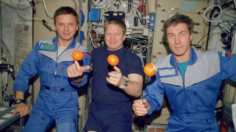Die erste internationale Besatzung der ISS im Dezember 2000: Yuri P. Gidzenko, William M. Shepherd und Sergei K. Krikalev (v.l.) (Foto: imago images, imago images / UPI Photo)