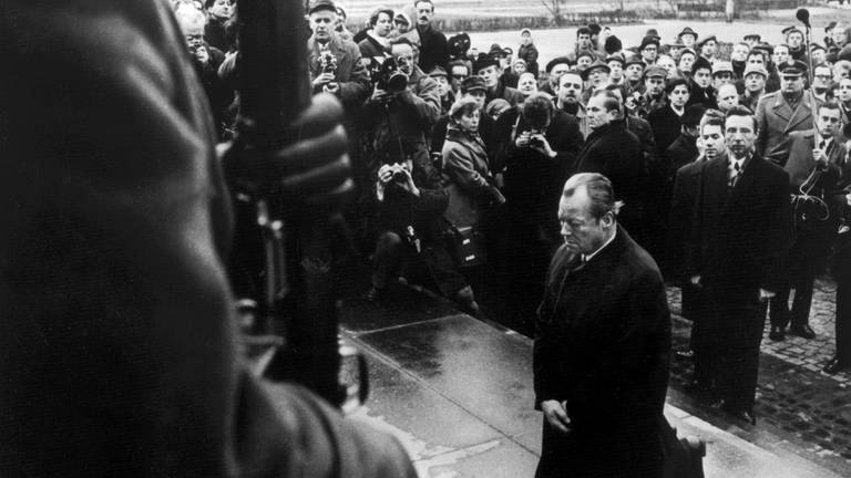 Bundeskanzler Willy Brandt kniet am 7. Dezember 1970 vor dem Mahnmal im einstigen jüdischen Ghetto in Warschau, das den Helden des Ghetto-Aufstandes vom April 1943 gewidmet ist. (Foto: picture-alliance / Reportdienste, Picture Alliance)