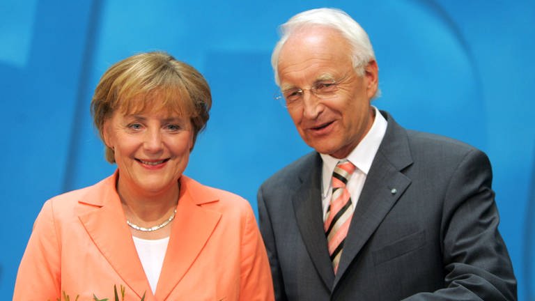 Angela Merkel und Edmund Stoiber am 30. Mai 2005 bei der Verkündung der Wahl Merkels zur Kanzlerkandidatin in Berlin (Foto: imago images, IMAGO / momentphoto/Bonss)