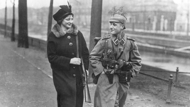 Eine Frau begleitet einen Soldaten zur Kaserne, 1914 (Foto: SZ Photo - Scherl)