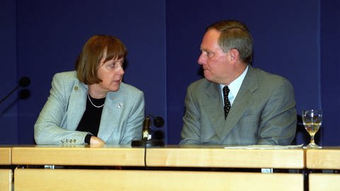 Generalsekretärin Angela Merkel und Parteivorsitzender Wolfgang Schäuble (CDU) während der Pressekonferenz zur Nominierung Merkels als Parteivorsitzende am 20. März 2000 (Foto: IMAGO, IMAGO / Dieter Bauer)