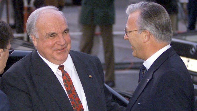Der ehemalige Bundeskanzler Helmut Kohl wird am 19.1.2000 vom Chef der Handelskammer in Hamburg, Nikolaus Schues,  begrüßt. Kohl war am 18.1.2000 von seinem Amt als Ehrenvorsitzender der CDU zurückgetreten. (Foto: dpa Bildfunk, (c) dpa - Bildfunk / Kay_Nietfeld)