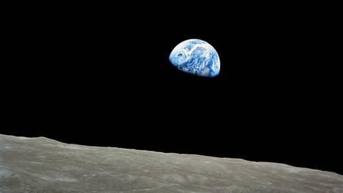 Ansicht des Planeten Erde vom Mond aus im Weltraum am 24. Dezember 1968 fotografiert. Die Apollo-8-Crew – Frank Borman, James Lovell und William Anders –wurde am 21. Dezember 1968 auf einer Saturn-V-Rakete gestartet, umkreiste den Mond zehnmal und kehrte am 27. Dezember 1968 zur Erde zurück. Die Astronauten waren die ersten, die die Erde aus dem Weltraum fotografierten.  (Foto: dpa Bildfunk, picture alliance / dpa | Nasa)