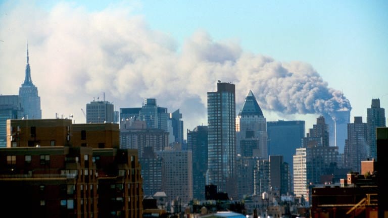 Skyline von New York am 11. September 2001: Rauch steigt aus dem World Trade Center (Foto: IMAGO, IMAGO / United Archives International)