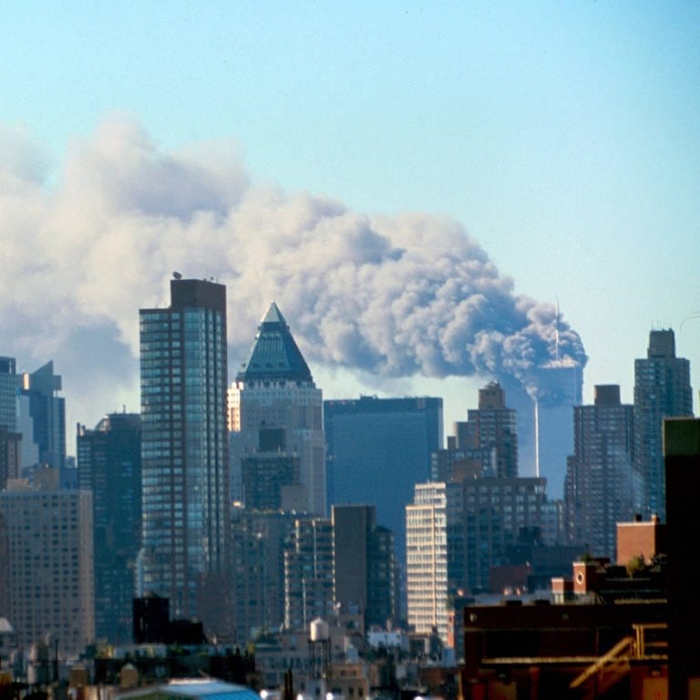 Skyline von New York am 11. September 2001: Rauch steigt aus dem World Trade Center (Foto: IMAGO, IMAGO / United Archives International)