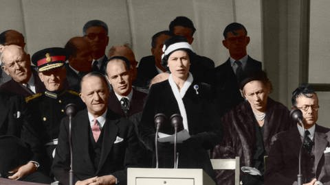 Queen Elizabeth hält am 17. Oktober 1956 ihre Rede, bevor sie den Schalter betätigt, der Calder Hall, das erste vollständige Atomkraftwerk der Welt, in der Nähe von Sellafield in Cumberland in Betrieb nimmt.  (Foto: imago images, IMAGO / United Archives International)