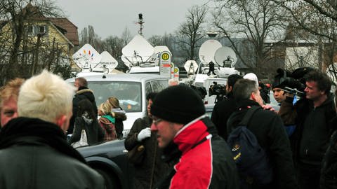 Viele Ü-Wagen und Menschen: Großes Medieninteresse am 12. März 2009 – einen Tag nach dem Amoklauf – an der Albertville-Realschule in Winnenden (Foto: imago images, IMAGO / Thomas Lebie)
